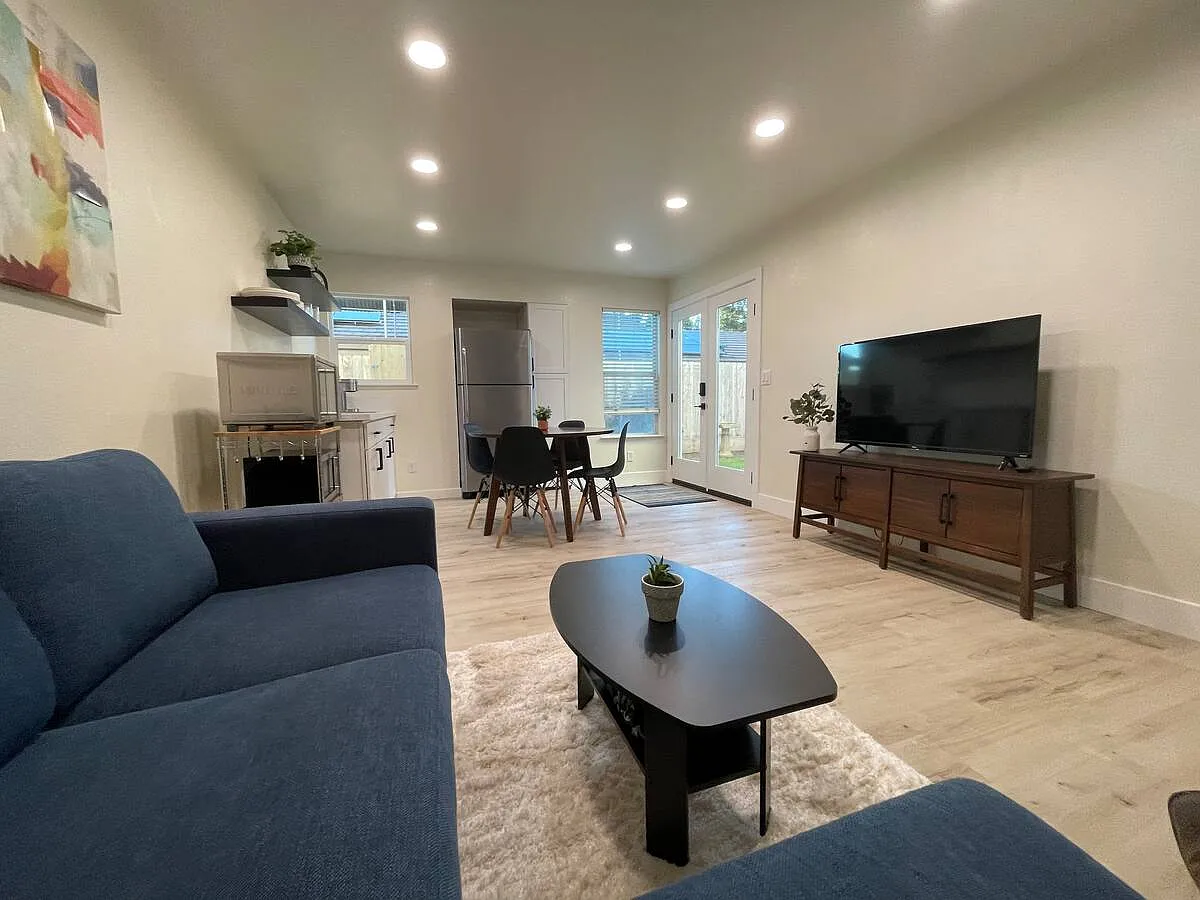3 bed, 900 sqft, $2,650 — Photo 3