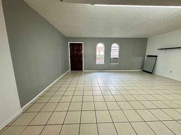 2nd image of 926 Greenvale Rd