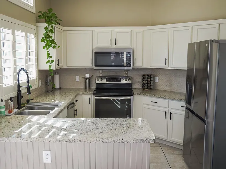 3915 E Renee Dr — Photo 3
