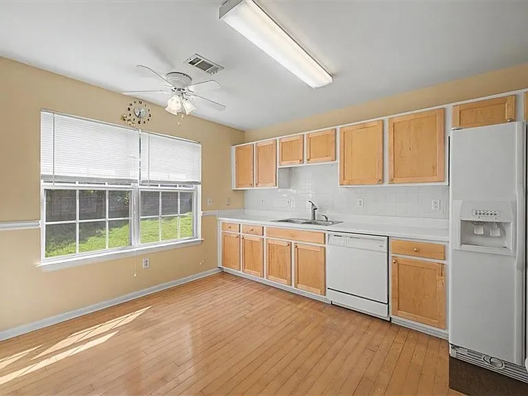 2025 Baramore Oaks Dr — Photo 8