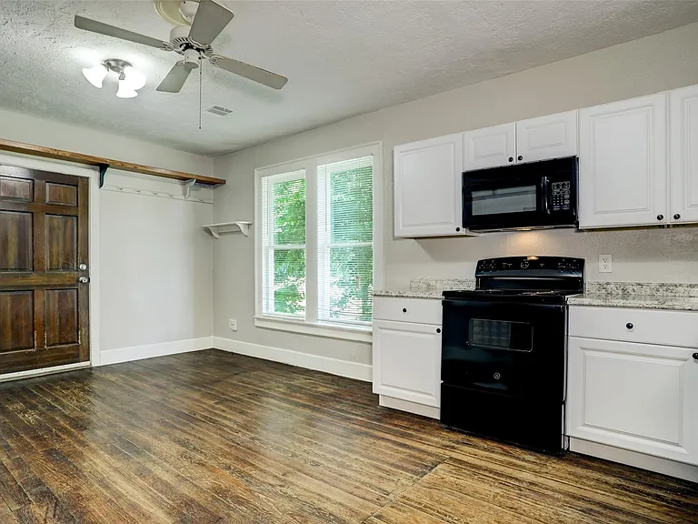 523 E Mulberry St — Photo 5