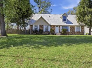 800 R S Bradley Blvd, Clarksville, TN 37042