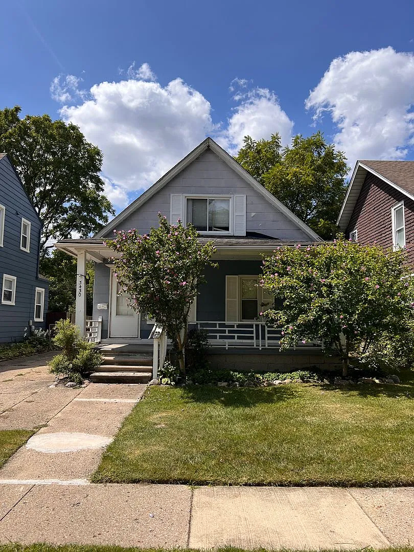 3 bedroom, 2 full bathroom home with basement — Photo 1