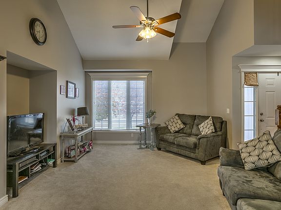 5th image of 902 SW Lakeview Dr