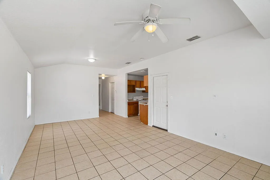 2 bed, 2.0 bath, 1042 sqft, $1,200 — Photo 3