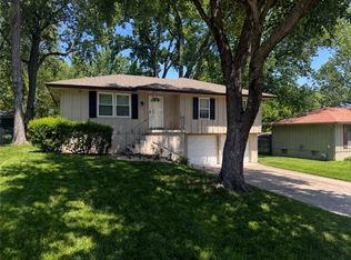 214 SW 20th St, Oak Grove, MO 64075