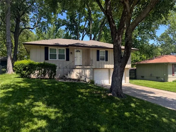 214 SW 20th St, Oak Grove, MO 64075
