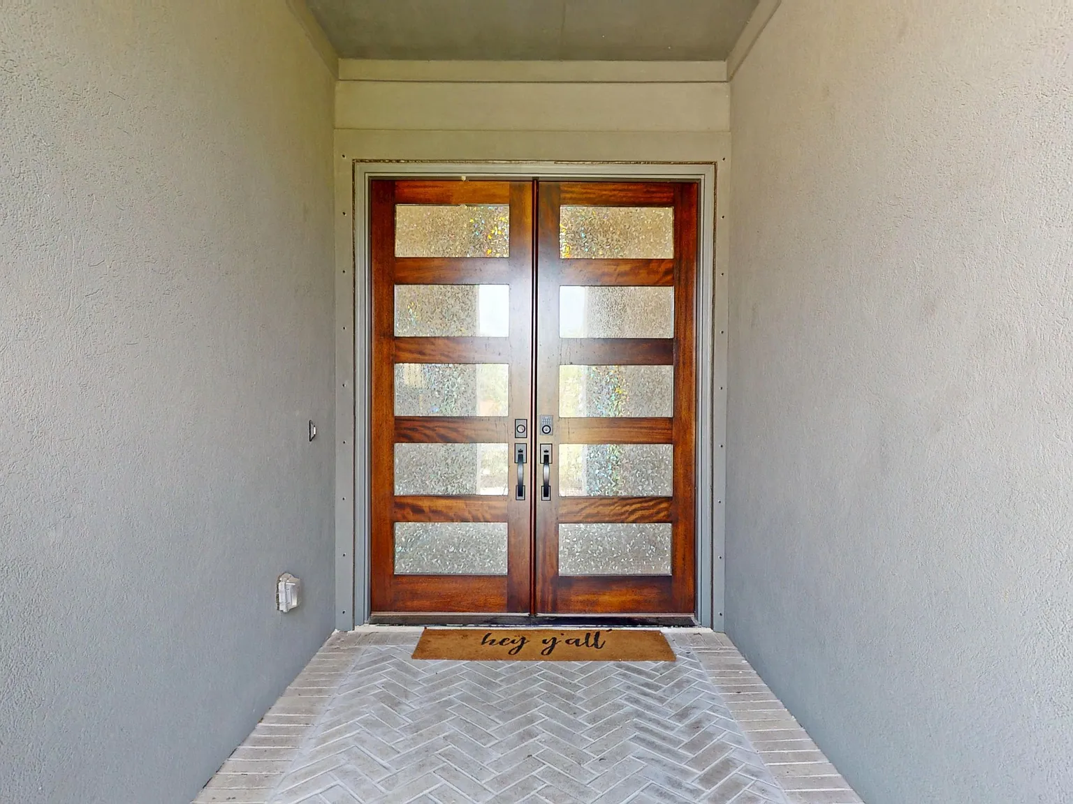4611 Columbus Dr — Photo 2