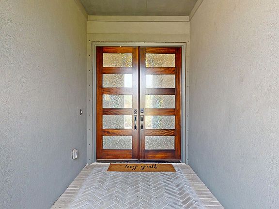 2nd image of 4611 Columbus Dr