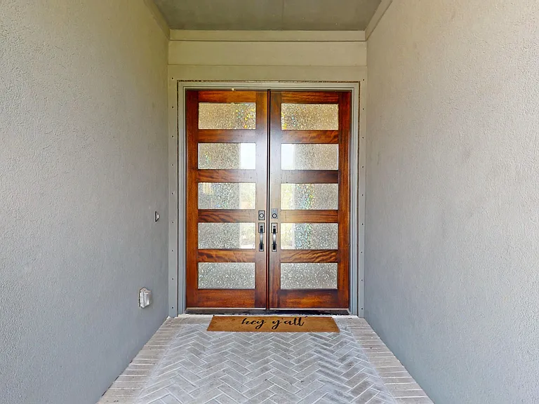 4611 Columbus Dr — Photo 2