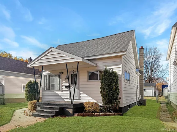 718 S 16th St, Escanaba, MI 49829
