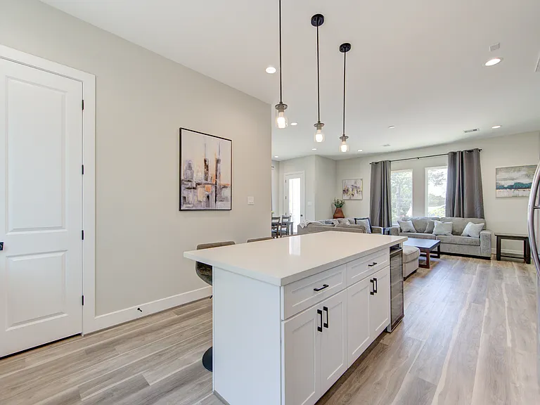 2418 Everett St — Photo 15
