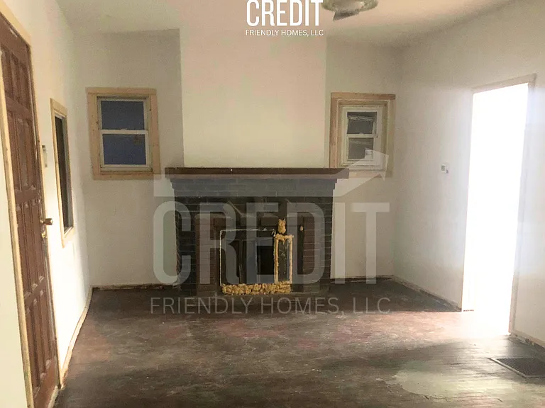 327 E Stuart Ave — Photo 2