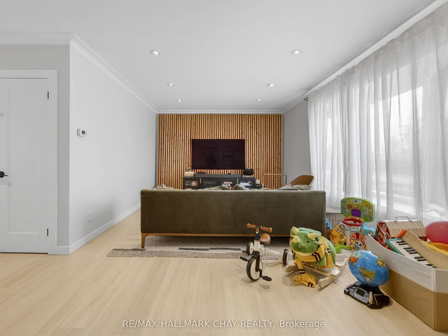 3 bed, $2,400 — Photo 4