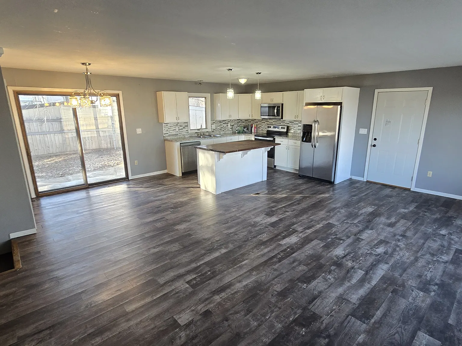 5 bed, 2260 sqft, $2,100 — Photo 3