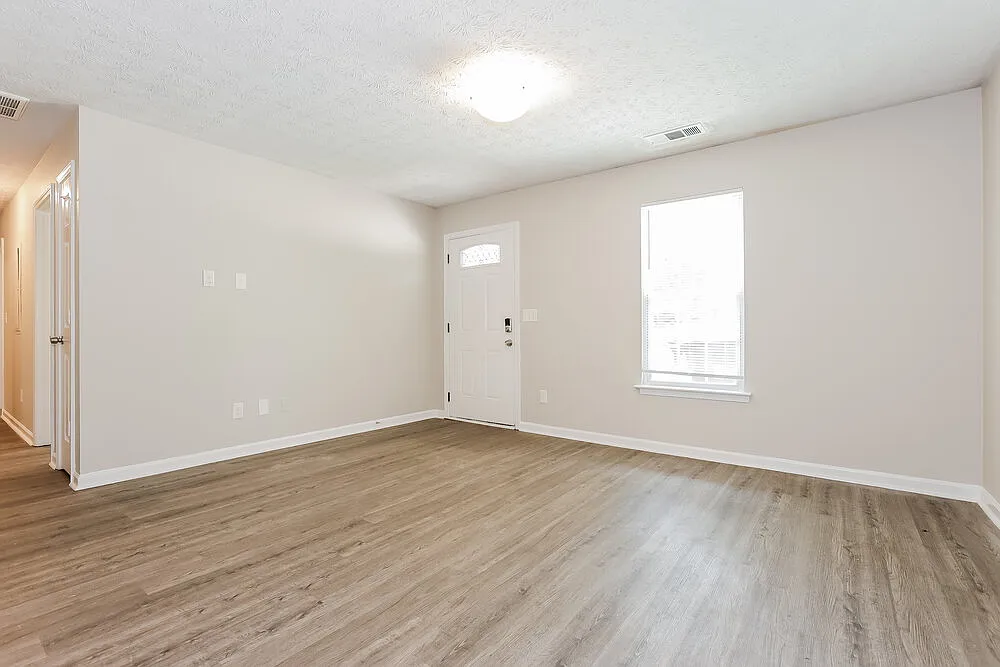 5 bed, 2.0 bath, 1296 sqft, $1,705 — Photo 3