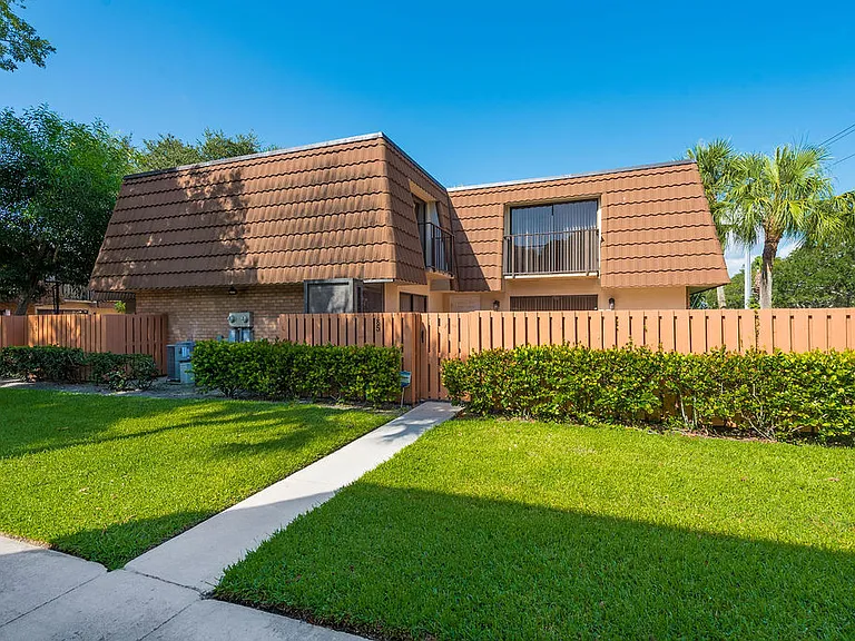185 Charter Way — Photo 1