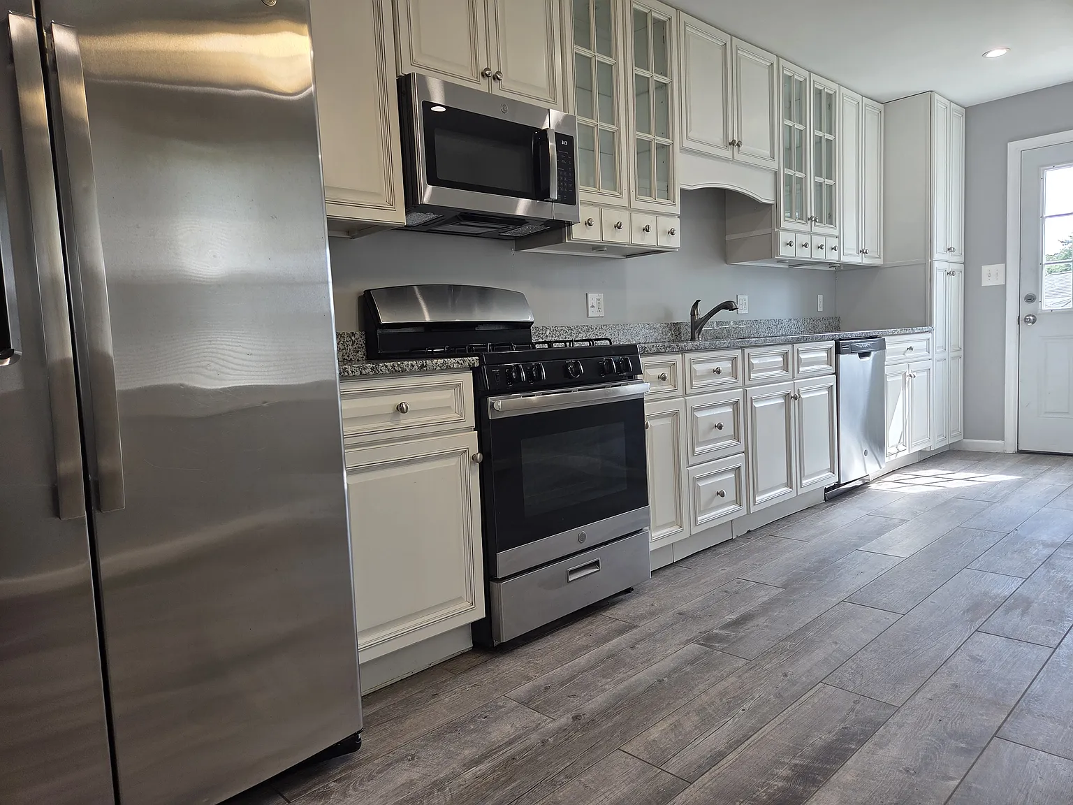 3 bed, 1.5 bath, 1300 sqft, $2,395 — Photo 1