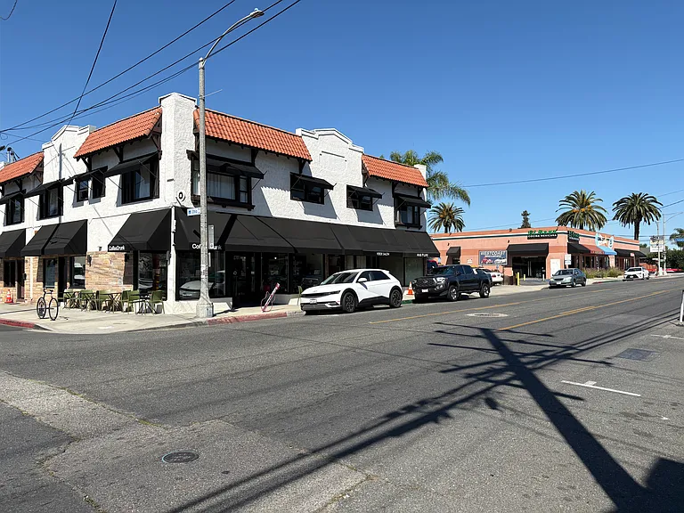 Walking distance to coffee shop and restaurants