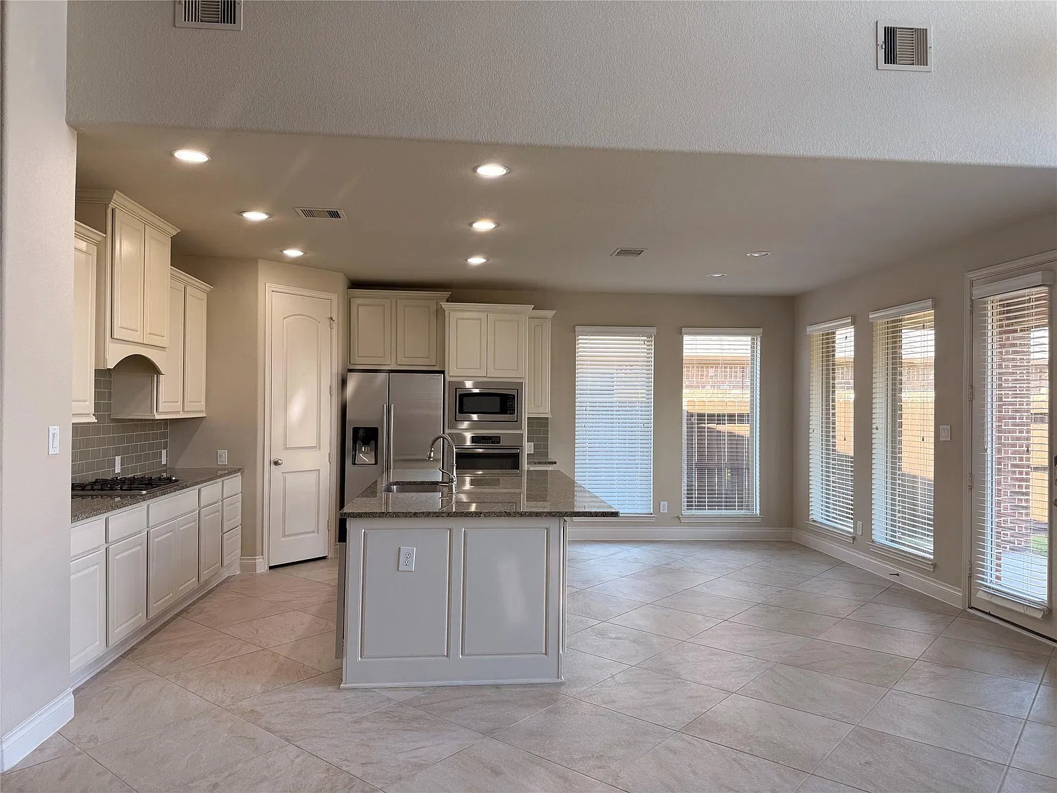 4 bed, 3.5 bath, 2929 sqft, $3,300 — Photo 3