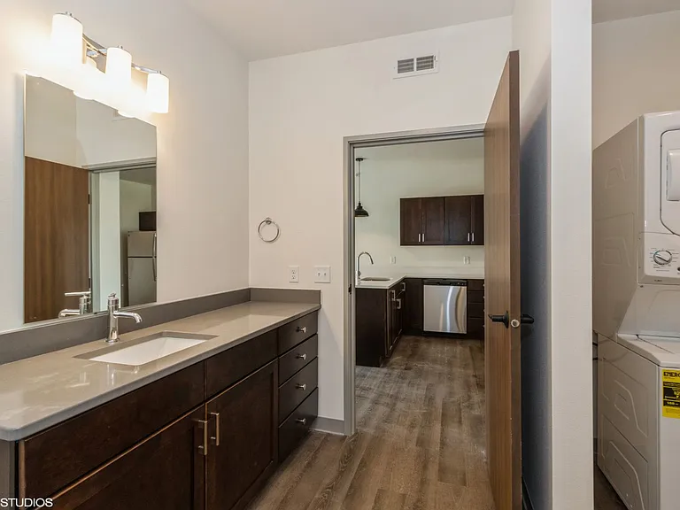 The Leo at the Hub Apartments — Photo 41