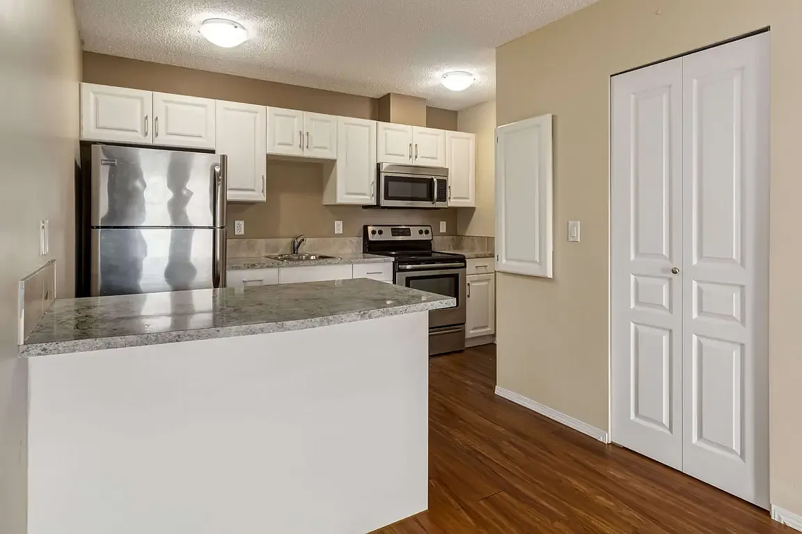 Oxford Apartments — Photo 1