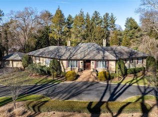 5 Tredwell Dr, Old Westbury, NY 11568