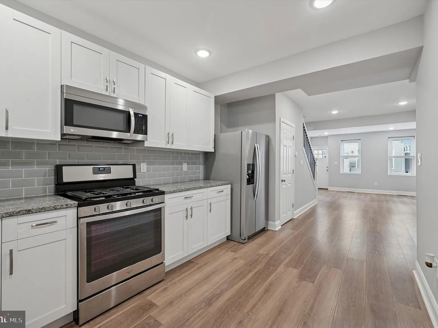 2 bed, 2.5 bath, 944 sqft, $1,900 — Photo 4
