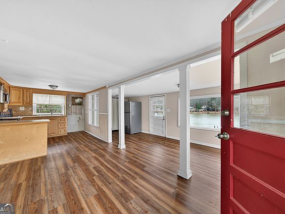 4th image of 126 Elizabeth Cir