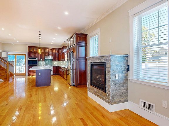 5th image of 169 Sumner St