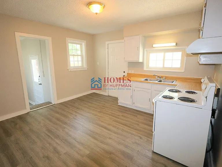 1713 Hawthorne Ave — Photo 8