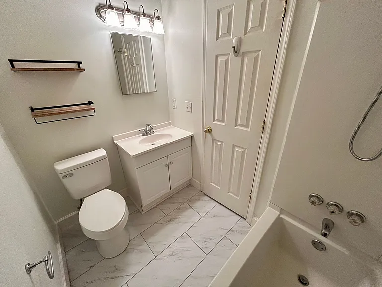 2470 Drexel Dr — Photo 7