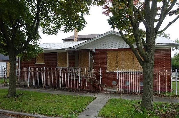 2nd image of 1025 E 90th St