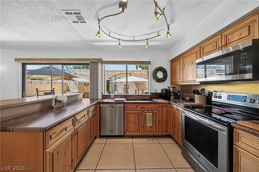 3 bed, 2.5 bath, 1656 sqft, $3,100 — Photo 2