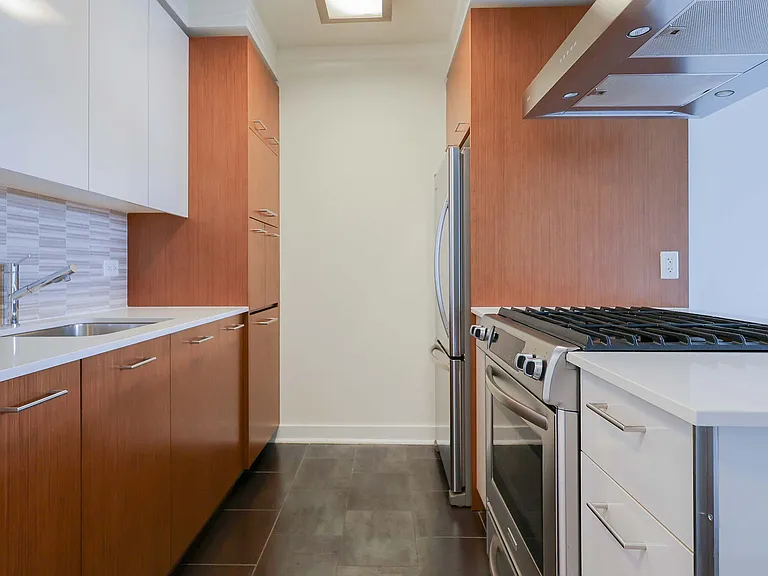 450 W 42nd St — Photo 3