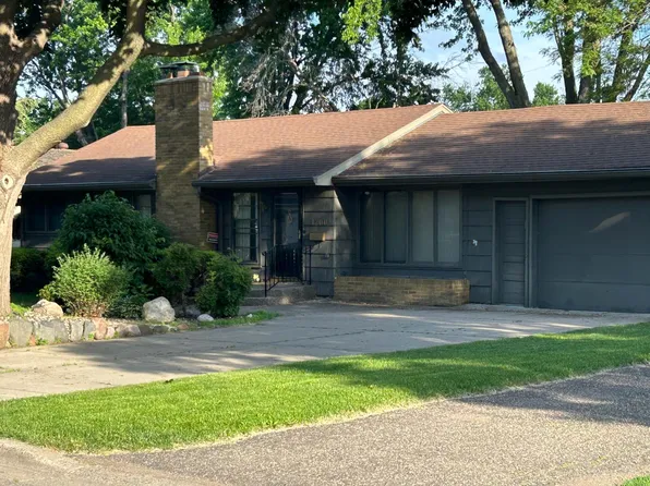 1200 Shryer Ave W, Roseville, MN 55113