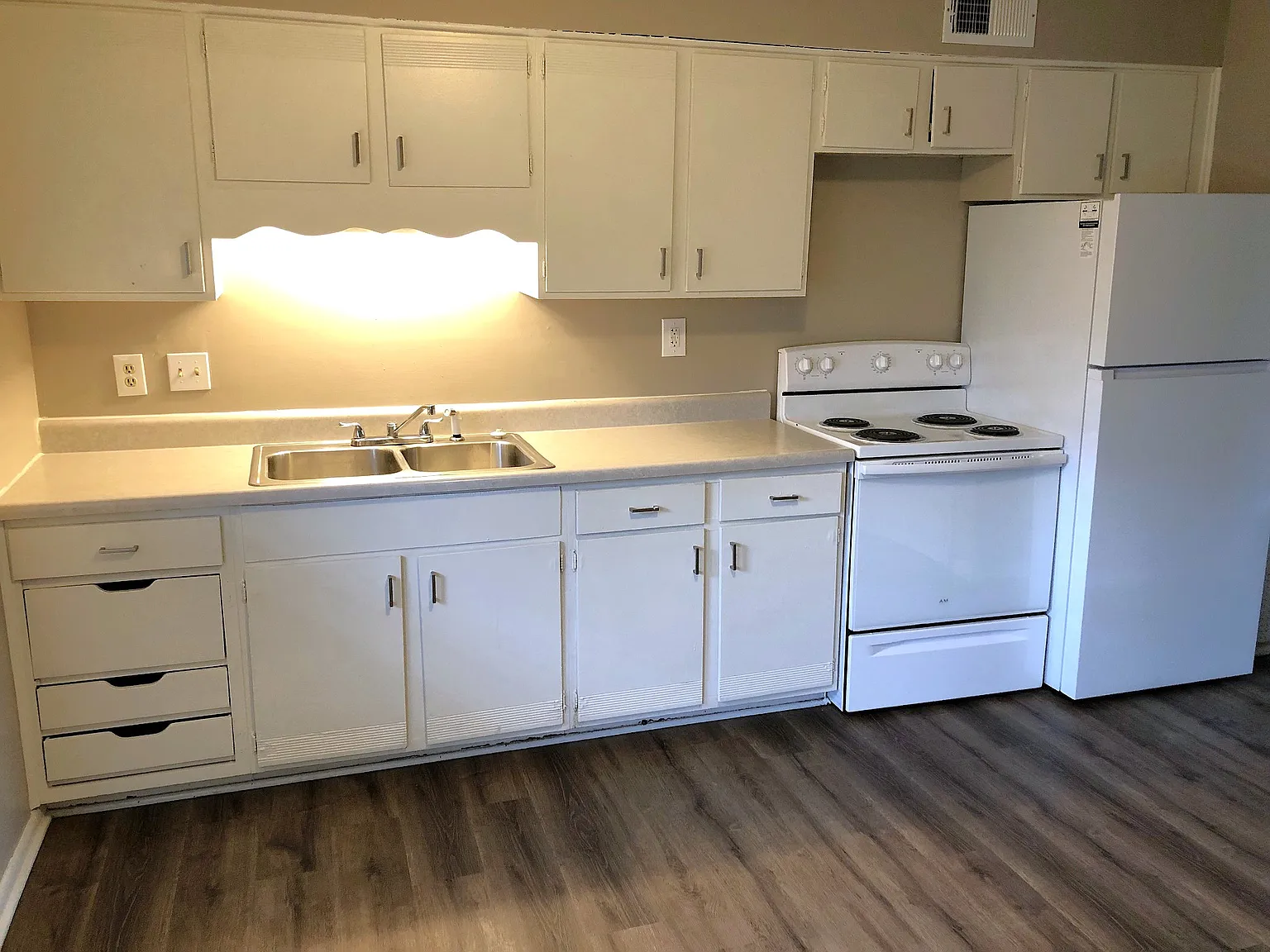 3 bed, 1.5 bath, $950 — Photo 3