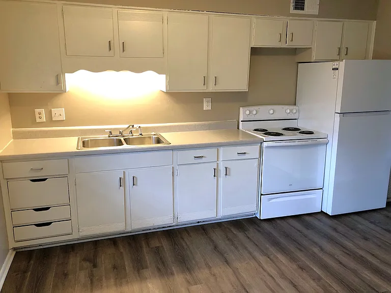 Kitchen, new flooring
Oven/range, Fridge