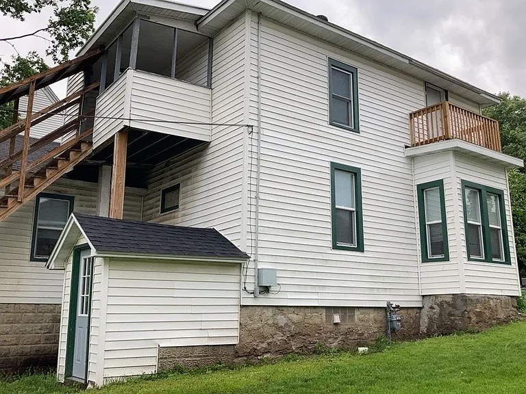 233 Niagara St — Photo 2