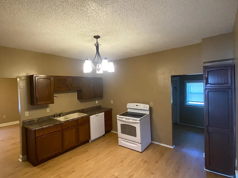 2225 N Fairview Ave — Photo 4
