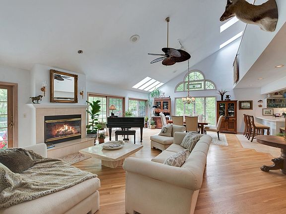 4th image of 18 Bay Woods Dr