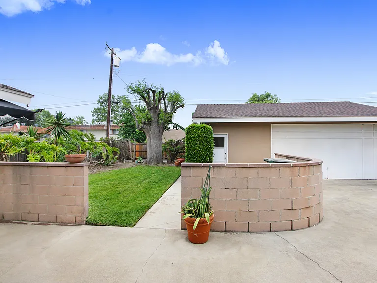 519 W Berkeley Ct — Photo 10