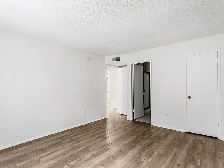 Chatsworth Rent This Now — Photo 3