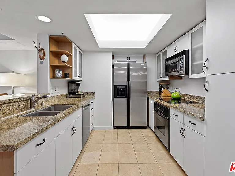 13700 Marina Pointe Dr #327 — Photo 9