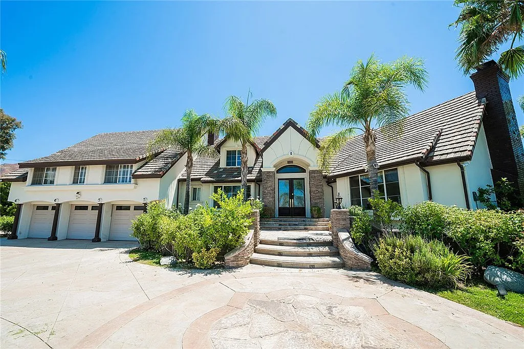 5 bed, 5.5 bath, 4961 sqft, $8,500 — Photo 2