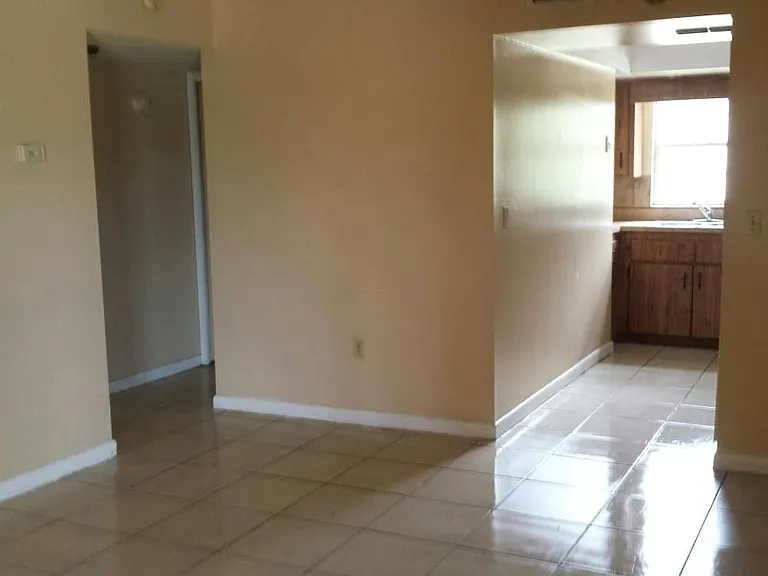 503 Washington Blvd NE — Photo 2