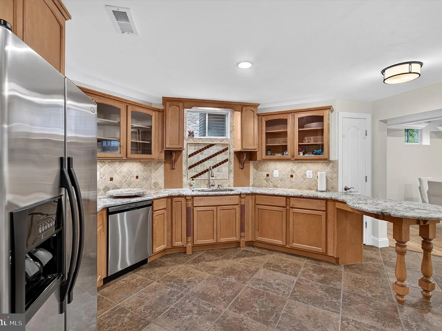 1 bed, 1.0 bath, 4705 sqft, $2,000 — Photo 2