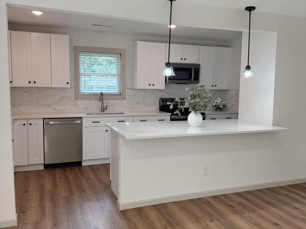 8203 W South Trails Dr, Columbia, MO 65202