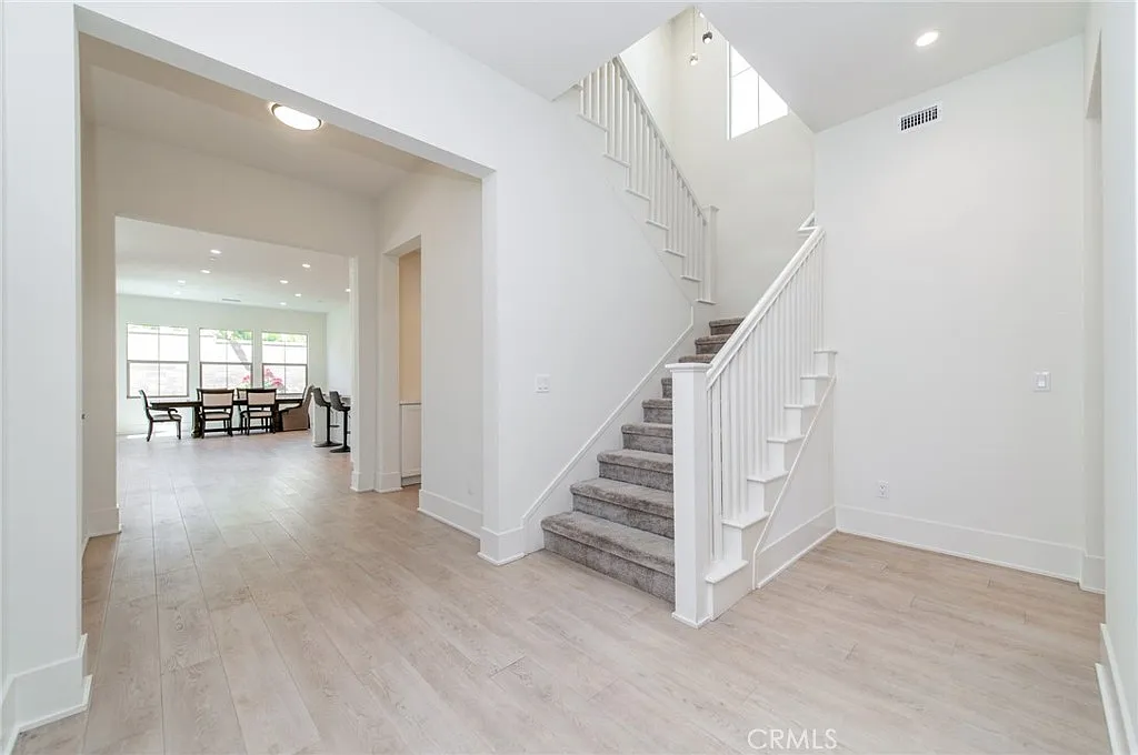 4 bed, 4.5 bath, 3467 sqft, $8,000 — Photo 3