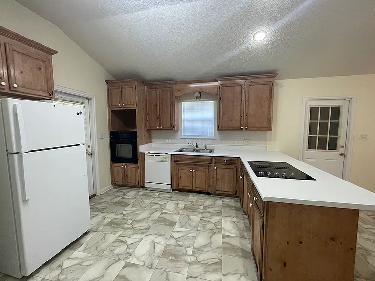 921 Pine Cone Cir — Photo 4
